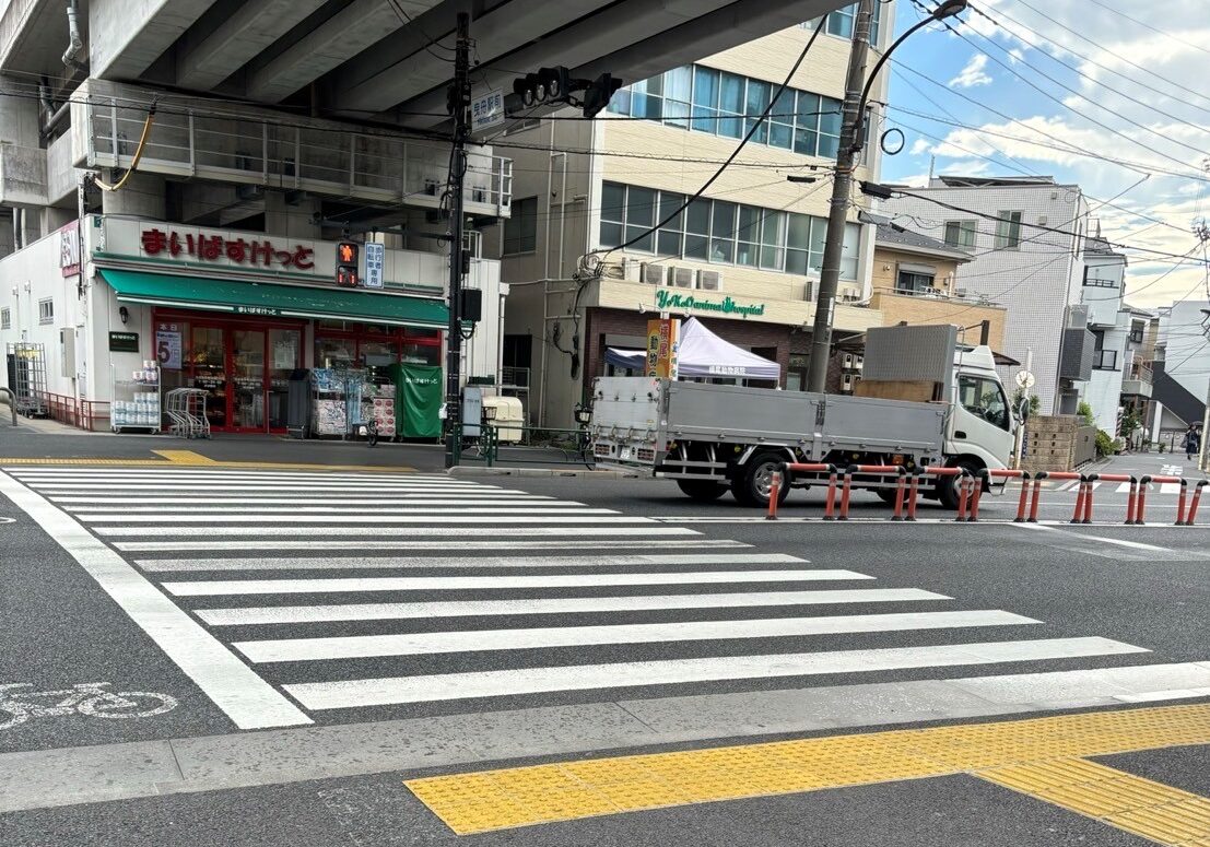 明治通りを渡らず右折